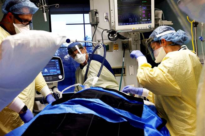 美國模型預測，至3月中疫情趨緩時，美國可能會有5萬至30萬人病歿，2月初時，每周病歿人數可能超越過去疫情高峰。（圖／路透社）