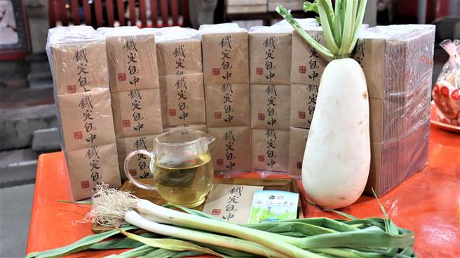 祝福所有考生「包中」理想中的学校，金榜题名，新北市农业局在新北市10个考场考生休息区，免费提供「铁定包中」的包种茶包。（新北市农业局提供）