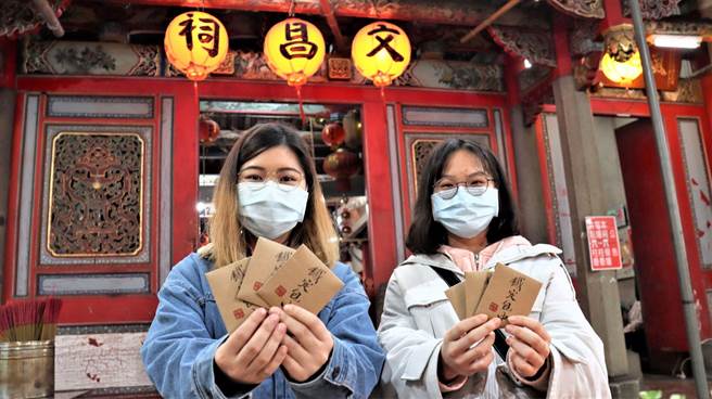 新北市农业局在新北市10个考场考生休息区，免费提供「铁定包中」的包种茶包。（新北市农业局提供）