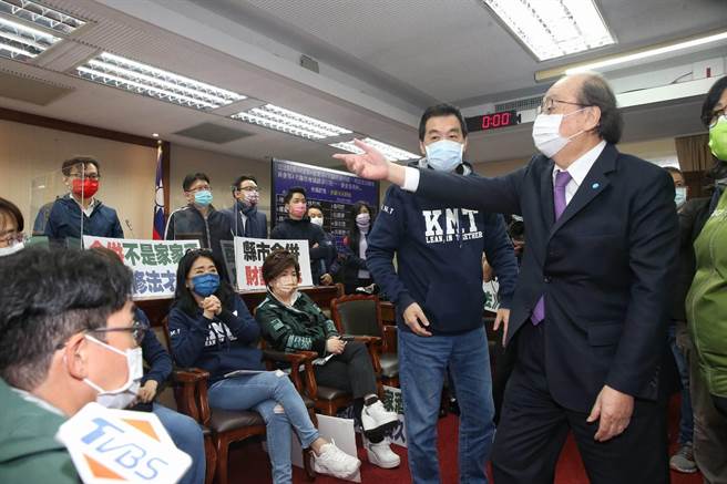 国民党立委们19日一早占领立法院内政委员会主席台，举标语、喊口号，反对地制法仓促立法，开会时间到时，民进党团总召柯建铭至会场表达不满与抗议。（王英豪摄）