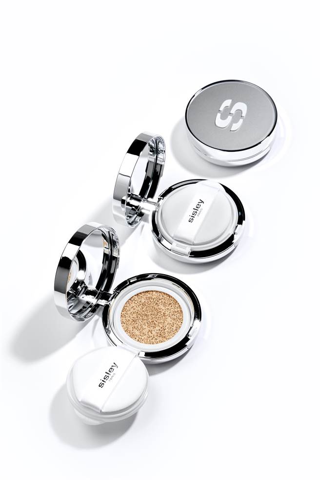 Sisley璀璨钻白气垫精华15g，3700元，璀璨钻白气垫精华补充粉蕊15g，2800元。（Sisley 提供） 