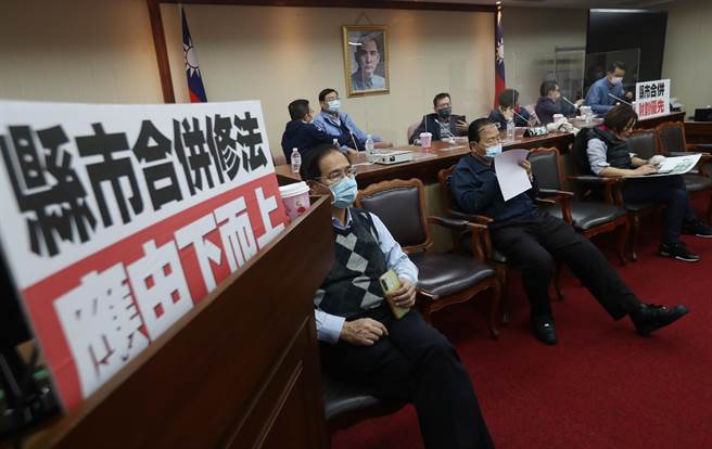 国民党立委们19日一早占领立法院内政委员会主席台，举标语、喊口号，反对地制法仓促立法。（刘宗龙摄）