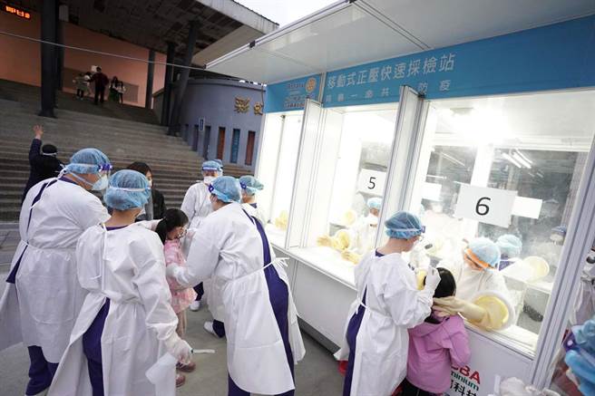 新竹市18日新增1家4口确诊个案，三民国小已紧急停课放寒假，昨晚连夜採检2230位师生。（新竹市政府提供／陈育贤新竹传真）