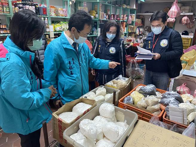 农历春节将届，金门县李锡鑫局长连日来再会同消保官王晶英和政风、环保单位扩大食品安全联合稽查。（金门县卫生局提供）
