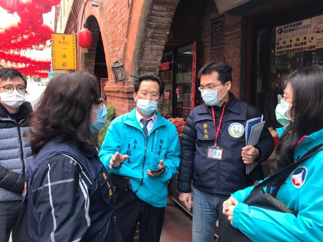 农历春节将届，金门县李锡鑫局长连日来再会同消保官王晶英和政风、环保单位扩大食品安全联合稽查。（金门县卫生局提供）
