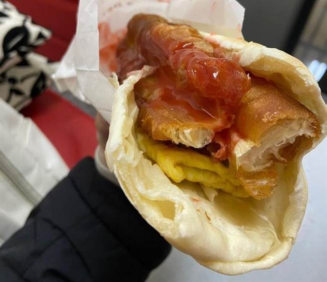 她晒出「半套烧饼油条加蛋」的照片，猜测半套与全套只差在油条是一根还是半根。（图／翻摄自Dcard）