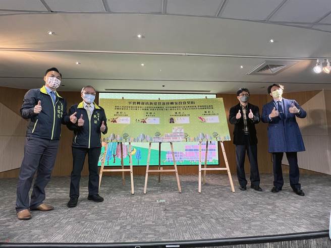 台南市政府交通局长王铭德、财政部国有财产署南区分署台南办事处主任黄耀光、南仁湖育乐公司副董事长李宗熹等人，在副市长戴谦的见证下，完成平实转运站BOT案签约。（洪荣志摄）