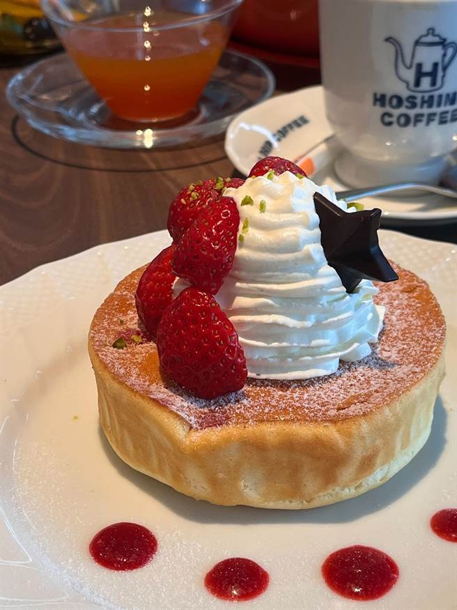 星乃珈琲店草莓舒芙蕾热蛋糕，季节限量商品，价格店洽。（新光三越提供）