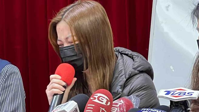 死者太太今（19）日出面哭诉官僚杀人，要求真相，拟对市府提告并要求到灵堂上香致歉。（柯宗纬摄）