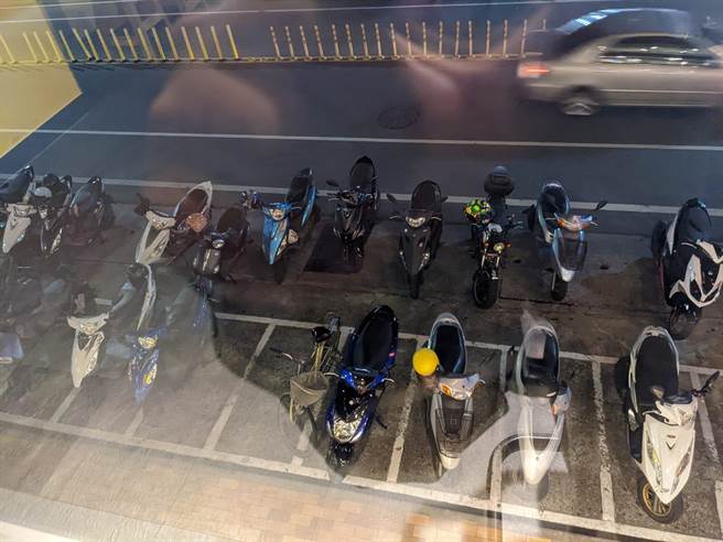 台東市區1家連鎖速食店機車格後方騎士自動多停一排，引發熱議。（摘自台東大小事）