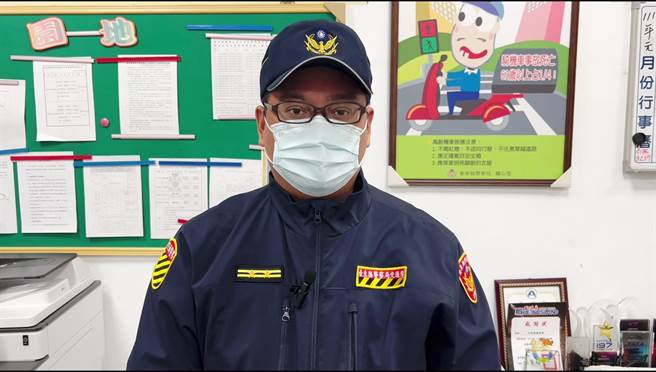 台東交通隊一組組長邱中正表示，機車前輪只要距離道路邊緣30公分以內，不管順向或垂直方式皆可停車。（民眾提供／蔡旻妤台東傳真）