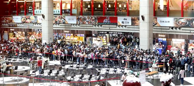 图为台北市16日启动第二阶段在台北火车站接种新冠肺炎服务，提供施打莫德纳第1、2剂，许多民眾与移工挤满了火车站广场排队等候打疫苗。（资料照/郑任南摄）