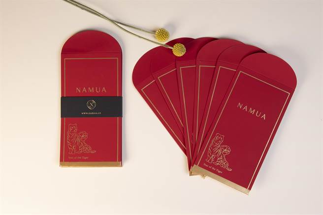 NAMUA那木瓦新年《Peony Blossom牡丹》限定礼盒，赠送可爱NAMUA老虎牡丹花烫金红包袋。（NAMUA提供） 