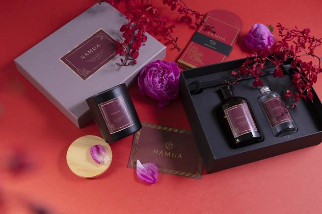 NAMUA那木瓦新年《Peony Blossom牡丹》限定礼盒，赠送可爱NAMUA老虎牡丹花烫金红包袋。（NAMUA提供）