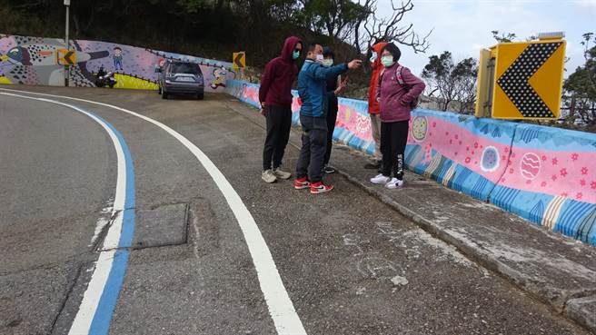 大甲铁砧山早晚有浓雾致无法辨识车道极为危险，市议员吴敏济邀相关单位会勘。(陈淑娥摄)