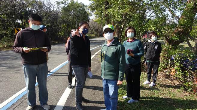 大甲铁砧山早晚有浓雾致无法辨识车道极为危险，市议员吴敏济邀相关单位会勘。(陈淑娥摄)