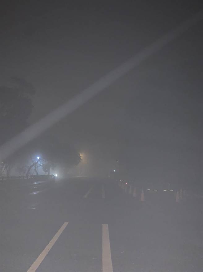 大甲铁砧山早晚有浓雾致无法辨识车道极为危险。(市议员吴敏济提供)