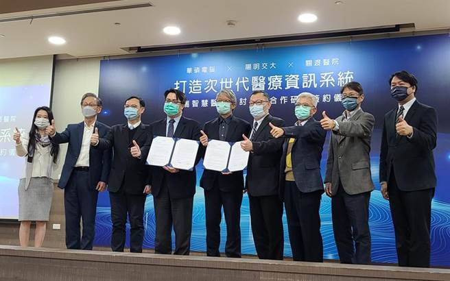 华硕宣布与关渡医院合作，建置台湾首个云端医疗资讯系统，结合预防保健、临床医疗、长期照护等需求，打造跨场域的全人健康医疗服务，打造关渡医院成为全台首家数位原生医院。图／翁毓岚