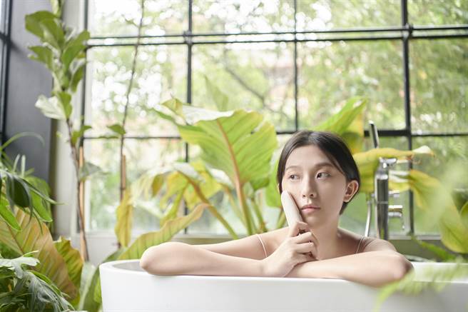 NUEVA洗脸仪 model使用图。（NUEVA提供） 