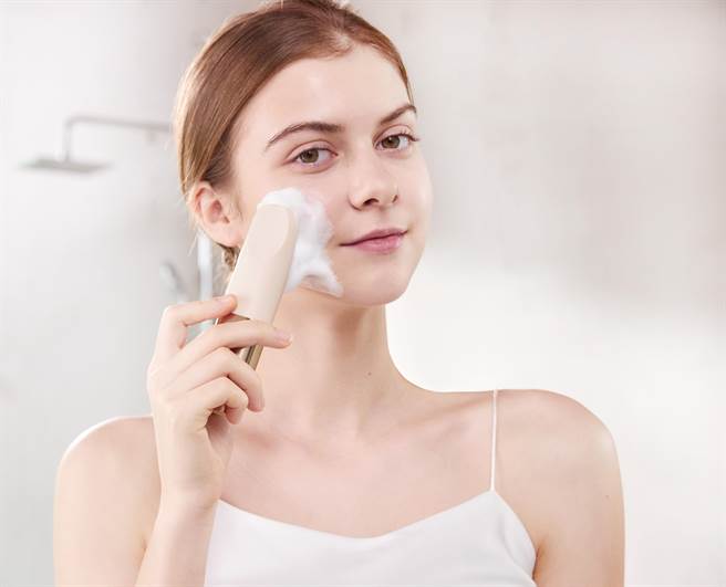 NUEVA洗脸仪 model使用图。（NUEVA提供） 