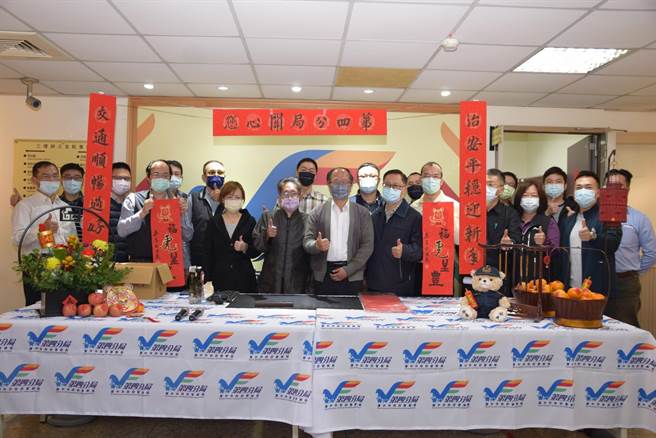 春節腳步逼近，台中市政府警察局第四分局於三樓舉行新春揮毫贈限量虎年春聯活動，讓同仁感受濃濃的年味。（警方提供）