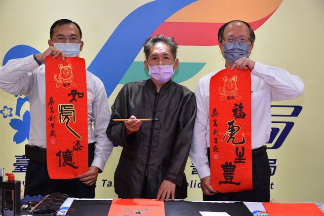 書法名家蔡篤釗到中市警四分局揮毫，如虎添翼贈祝福。（警方提供）