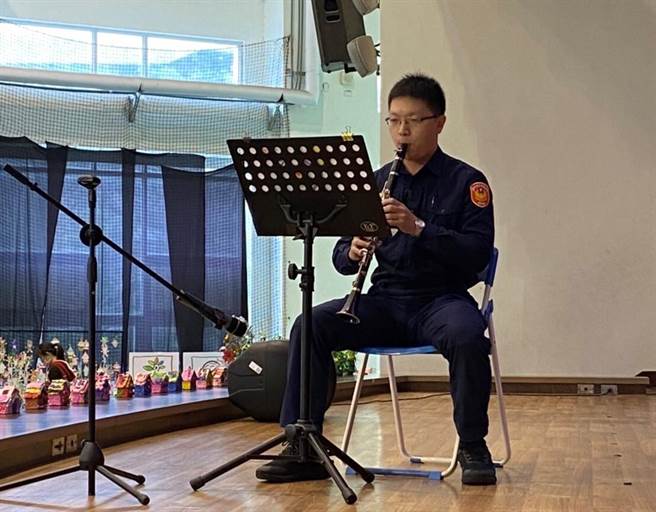 大秀派出所长何易轩一展长才演奏单簧管，警察制服下多了一股艺术气息。（清水警分局提供）