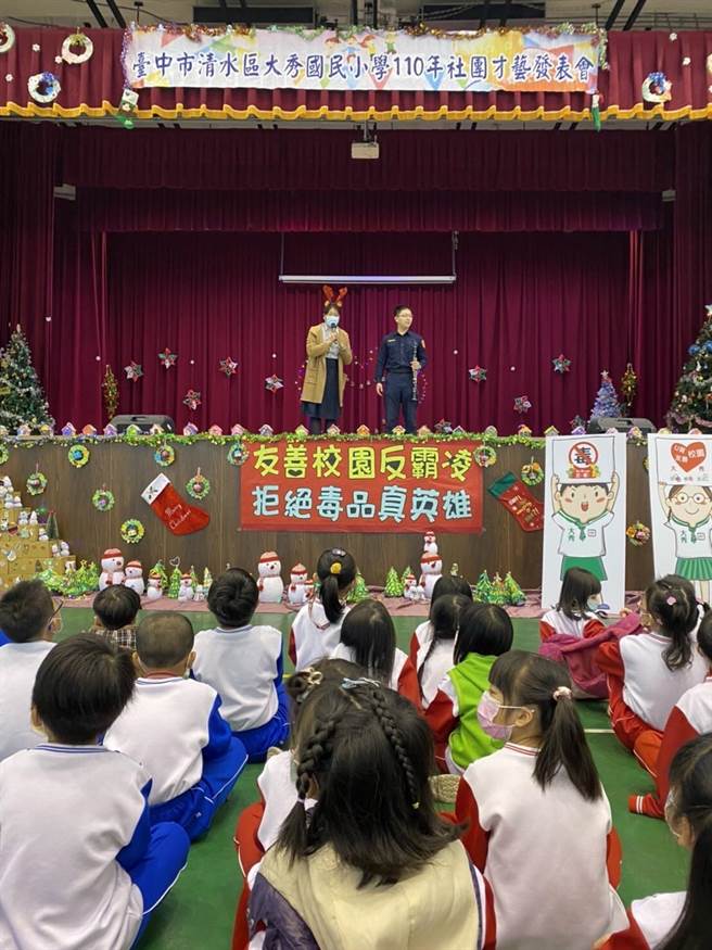 大秀派出所长何易轩一展长才演奏单簧管，警察制服下多了一股艺术气息。（清水警分局提供）