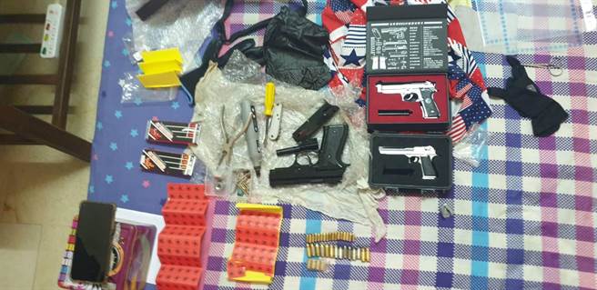 警方於李男房中搜出槍枝和子彈。（翻攝照片／高雄洪靖宜傳真）