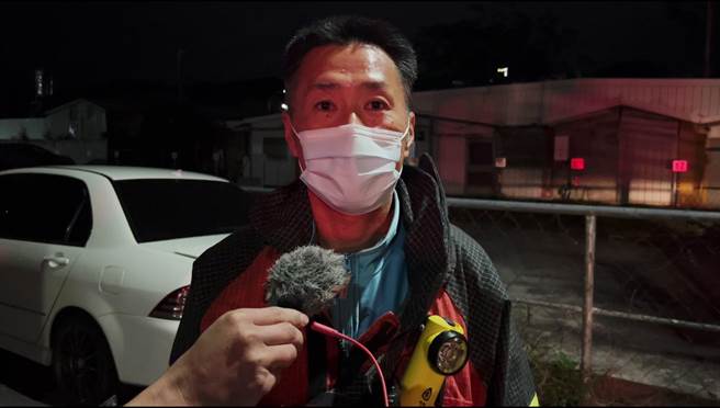 台东市区1栋大楼19日凌晨12点惊传火警，消防局台东大队副大队长吴宝龙说明现场情形。（民眾提供／蔡旻妤台东传真）