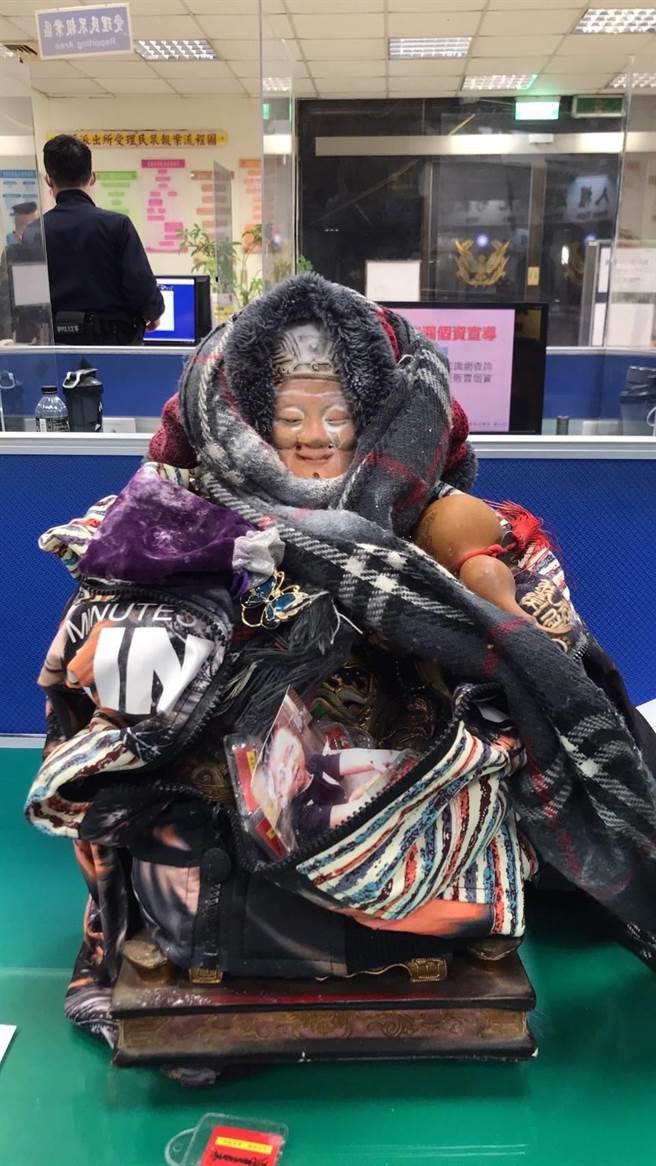 桃园市桃园区1尊土地公被抱走，警方破案后将土地公请回派出所。（翻摄照片）