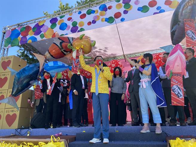 爱心到人间活动创办人精湛建设总经理-陈志声对孩子们的关心承诺从不间断。（卢金足摄）