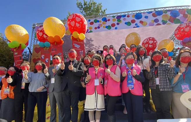 不受疫情影响，36家企业好友与爱心人士，共同延续支持送爱心到人间，携手传爱。（卢金足摄）