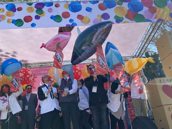 『送爱心到人间』19日于精湛建设广场改为小型捐赠仪式，共送出5人座交通车、1部七人座休旅车、Gogoro 机车4台、数百台电脑、电器、辅具等物品，捐赠物资金额近千万元，以具体行动关怀慢飞天使及盲童并温暖10家社福单位。（卢金足摄）