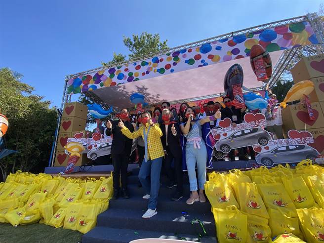 精湛建设总经理陈志声变装为玩具总动员-胡迪警长，带领下正式揭开捐赠仪式，活动中首先表扬16位长期服务的年度最佳志工朋友。（卢金足摄）