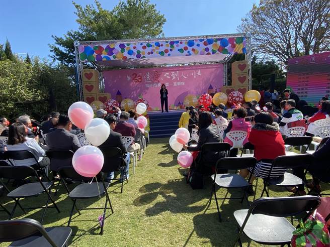 守护慢飞天使，爱一直都在，送爱心到人间活动，今日送出近千万汽车等礼物。（卢金足摄）