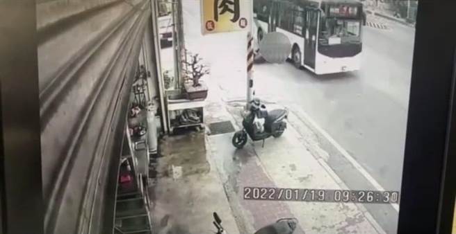 龔姓老婦人遭客運輾過。（翻攝照片／高雄洪靖宜傳真）