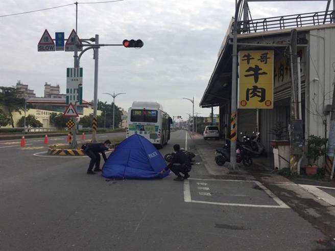 龔姓老婦人遭客運輾過。（翻攝照片／高雄洪靖宜傳真）