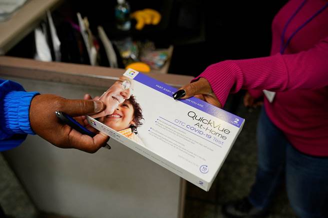 拜登政府推出居家快筛发放网站，计划免费提供民眾5亿份试剂。(图／路透社)