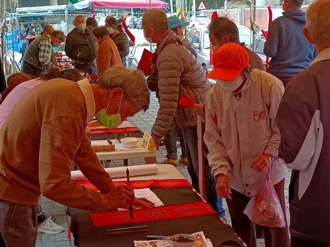 台中市議會議長張清照今天邀請10位書法老師在服務處，揮毫寫春聯贈送給鄉親。（張清照服務處提供）