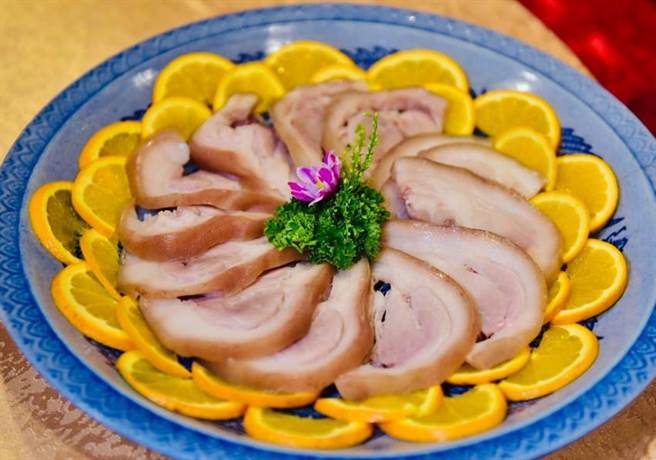 （「台菜教母」黄婉玲携手微风超市推出年味台菜，图为被称为「台式火腿」的「盐腌肉」。图／微风超市提供）