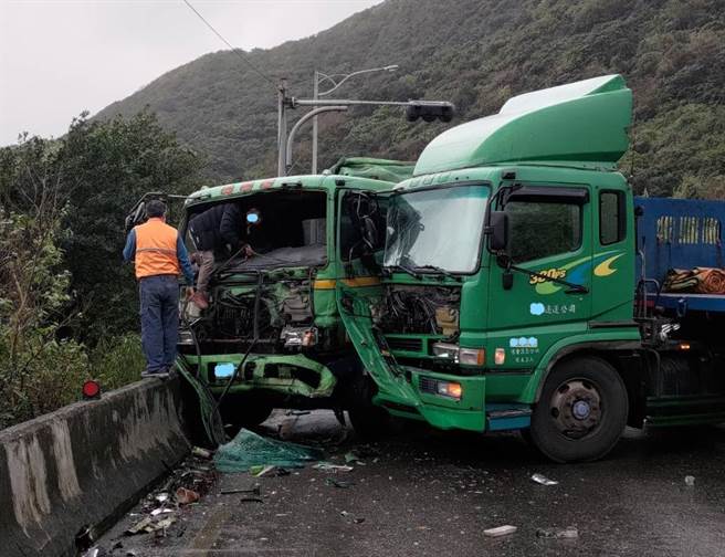 台二線龍洞段 2大貨車對撞「親密臉貼臉」，暫時封閉。(翻攝自記者爆料網)