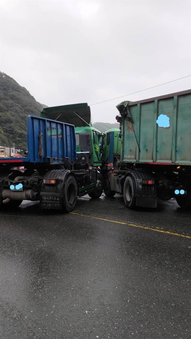 台二線龍洞段 2大貨車對撞「親密臉貼臉」，暫時封閉。(翻攝自記者爆料網)