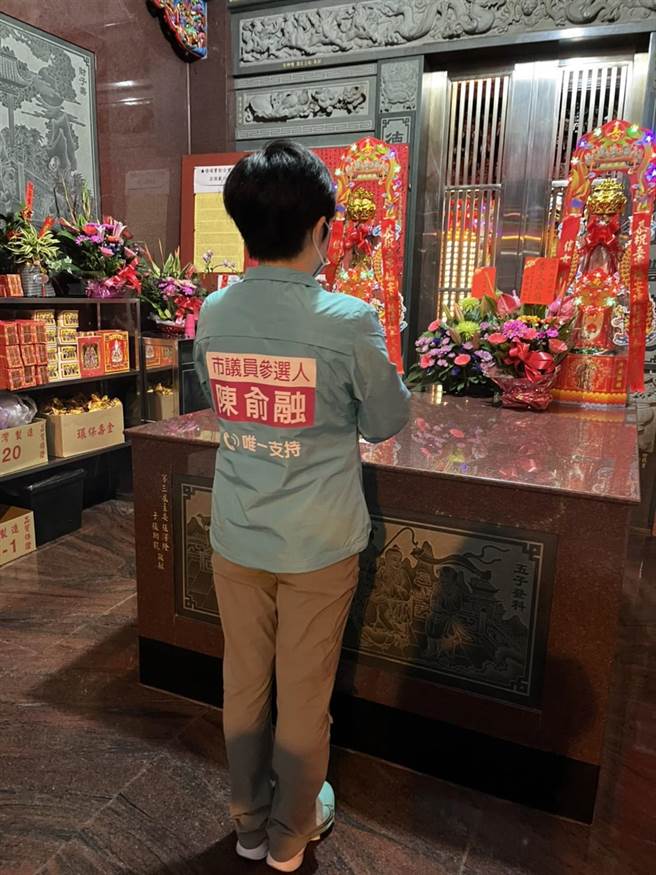 前市长张温鹰之女陈俞融，欲参选下届第9选区（北、北屯区)市议员，准备鲜花，一一参拜选区内各里福德祠，盼这次初选民调通考验。（读者提供／张妍溱台中传真）