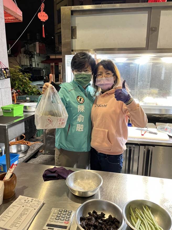 小吃摊老板娘（右）得知陈俞融（左）要参选市议员，为她加油打气并开心合影。（读者提供／张妍溱台中传真）
