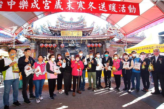 台中东区乐成宫19日举办寒冬送暖活动，发放白米等物资给东区以及邻近区域近5千户弱势家庭。（乐成宫提供／冯惠宜台中传真）