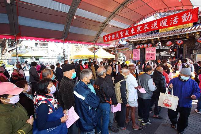 台中东区乐成宫19日举办寒冬送暖活动，发放白米等物资给东区以及邻近区域近5千户弱势家庭。（乐成宫提供／冯惠宜台中传真）