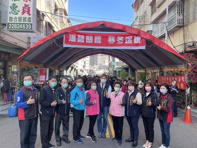 台中市水噹噹关怀协会办理「寒冬送暖」活动。（冯惠宜摄）