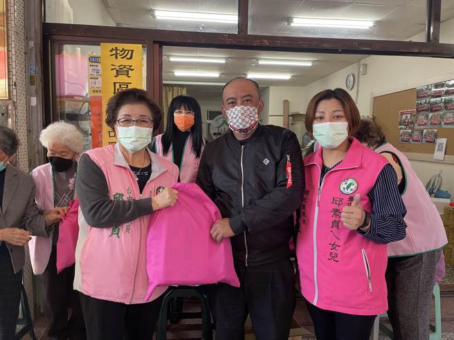 台中市水噹噹关怀协会办理「寒冬送暖」活动。（冯惠宜摄）