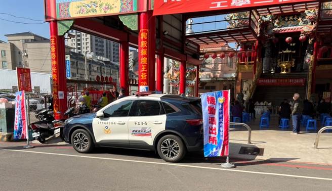 台中南区永兴宫日前举行寒冬送暖活动，台中市政府警察局第三分局健康派出所也藉此活动设置机动派出所。（台中市第三分局提供／冯惠宜台中传真）